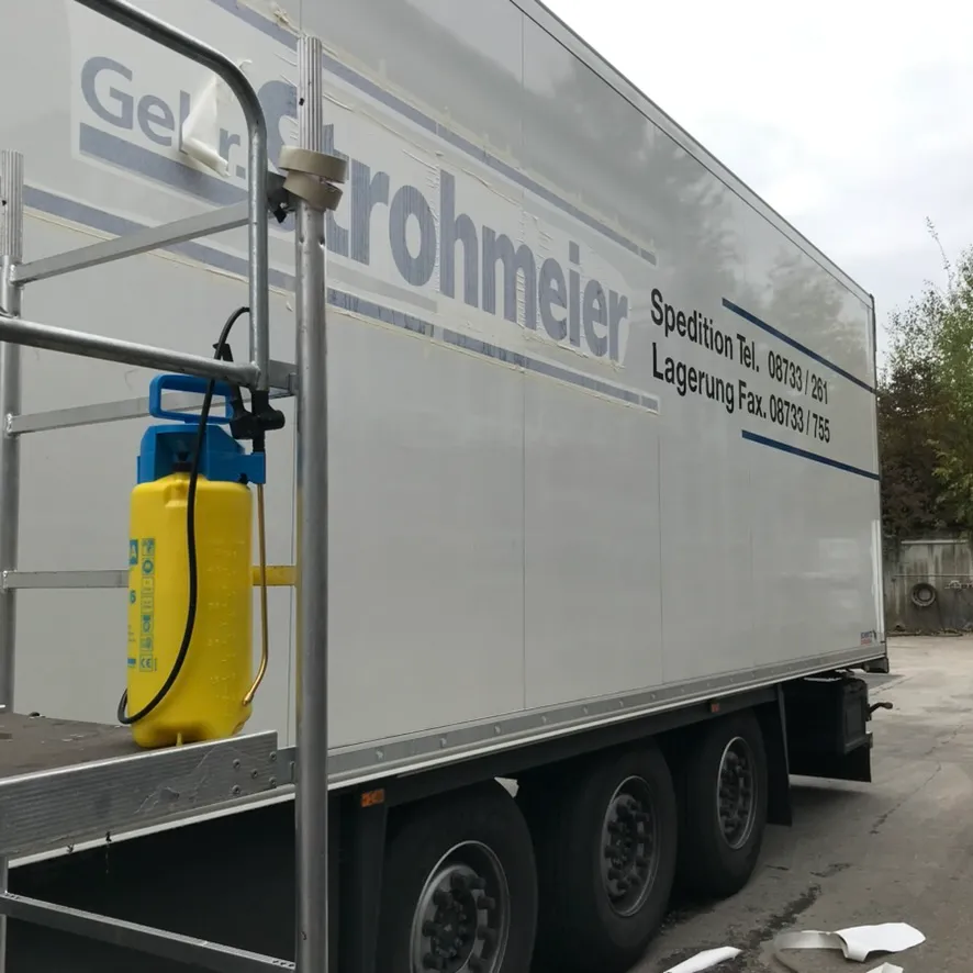 Transporter mit Schriftzug