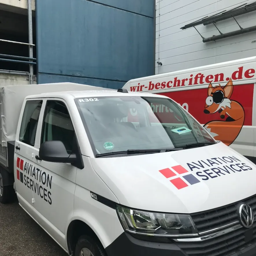 Inhaber in der Werkstatt am Plotter